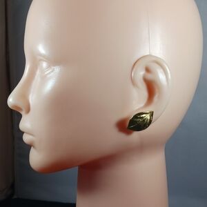 Vintage Women's Leaf Botanical Earrings Medium Gold Tone
